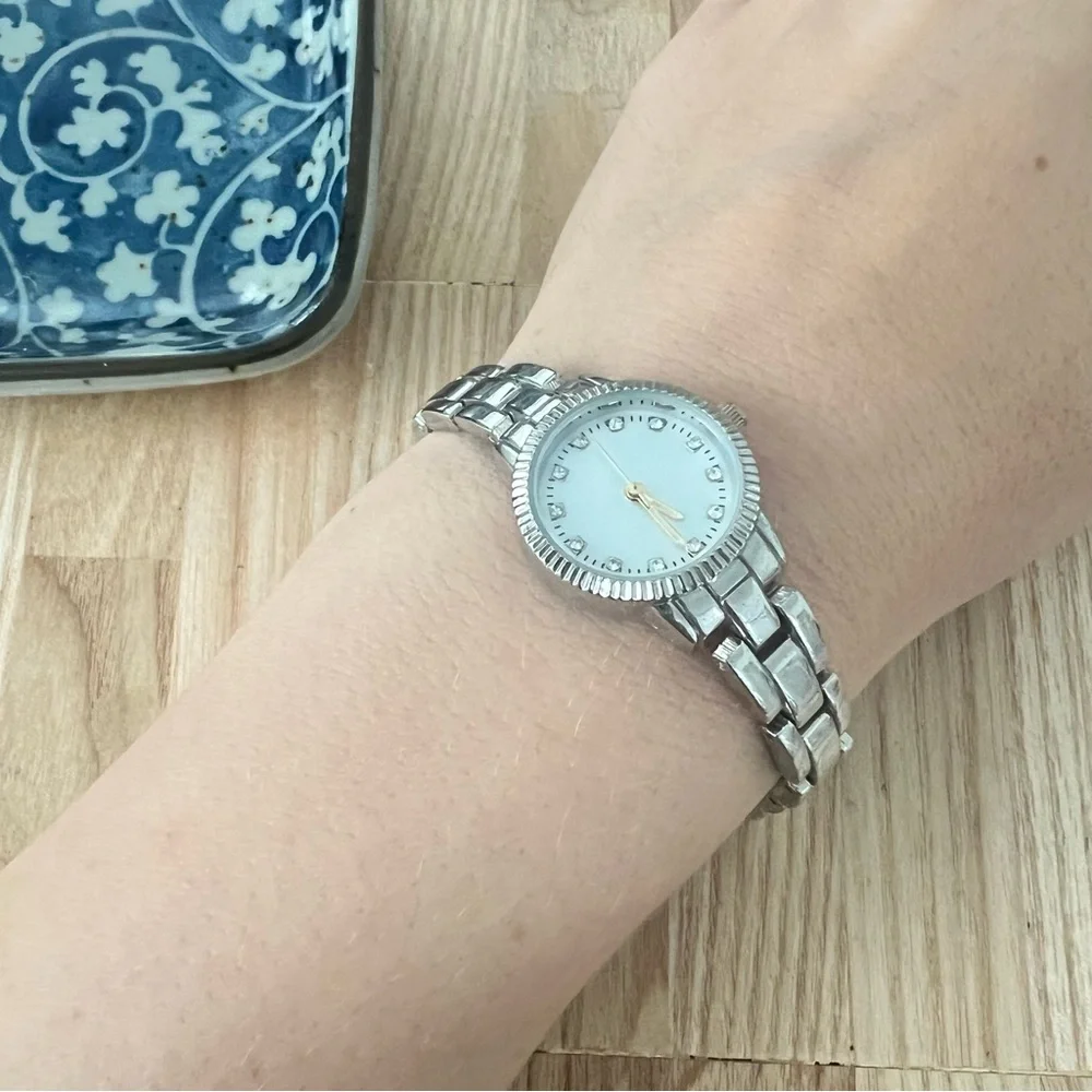 Unbranded ladies silver tone bracelet watch NEW BATTERY